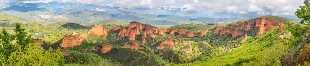 Die leuchtend orangenen Konglomeratfelsen von Las Medulas sind die Hinterlassenschaften des ca. 200-j&auml;hrigen r&ouml;mischen Goldabbaus, Nordspanien, Mai 2025.