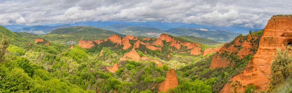 Die leuchtend orangenen Konglomeratfelsen von Las Medulas sind die Hinterlassenschaften des ca. 200-j&auml;hrigen r&ouml;mischen Goldabbaus, Nordspanien, Mai 2025.