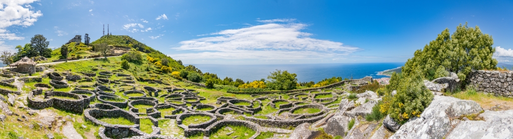 Das rekonstruierte Castro von Santa Trega s&uuml;dlich von A Guarda ist eine ca. 2100 Jahre alte arch&auml;ologische St&auml;tte der in Galicien einst verbreiteten keltischen Castro-Kultur, Nordspanien, Mai 2025.