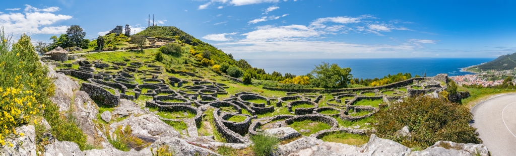 Das rekonstruierte Castro von Santa Trega s&uuml;dlich von A Guarda ist eine ca. 2100 Jahre alte arch&auml;ologische St&auml;tte der in Galicien einst verbreiteten keltischen Castro-Kultur, Nordspanien, Mai 2025.