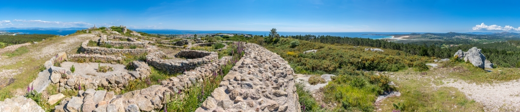 Auf dem 210m hohen Gipfel des Monte do Castro da Cida in Ribeira, Galicien befinden sich die arch&auml;ologischen &Uuml;berreste einer mehr als 2500 Jahre alten keltischen Siedlung mit einer Fort-artigen Ringmauer, Nordspanien, Mai 2025.