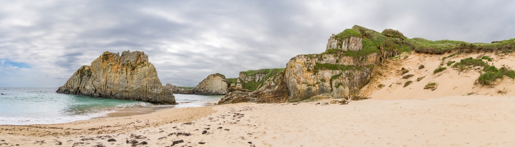 Am Flysch-Strand des Playa de Mexota, Nordspanien, Mai 2025.