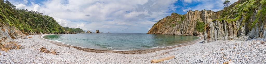 Am gar nicht so stillen Kieselstrand des Playa del Silencio, Nordspanien, Mai 2025.