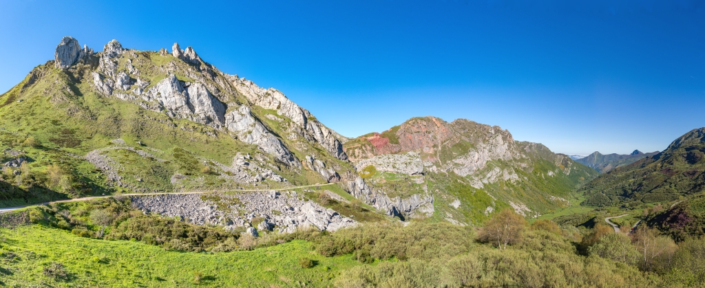 Im Somiedo Nationalpark: Blick vom Aussichtspunkt unweit des Pa&szlig;&uuml;bergangs Alto de la Farrapona (1708m) ins Tal des Rio Saliencia, Nordspanien, Mai 2025.