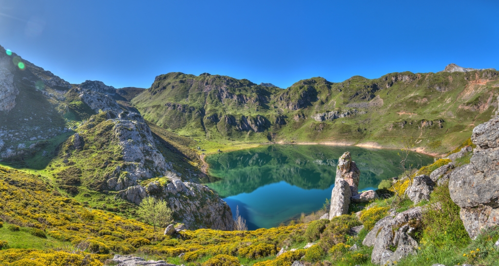 Im Somiedo Nationalpark: Auf der 3-Seen-Wanderung vom Alto de la Farrapona (1708m) mit Blick auf den Lago de la Cueva (1570m), Nordspanien, Mai 2025.