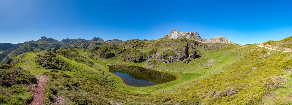 Im Somiedo Nationalpark: Auf der 3-Seen-Wanderung vom Alto de la Farrapona (1708m) mit Blick auf die Laguna de la Almagrera o la Mina (1705m) und die Picos Albos (Oriental - 2109m, Occidental - 2066m), Nordspanien, Mai 2025.