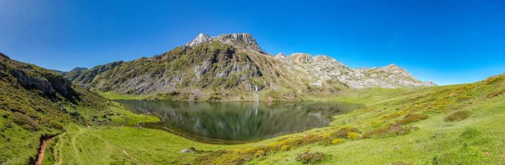 Im Somiedo Nationalpark: Auf der 3-Seen-Wanderung vom Alto de la Farrapona (1708m) mit Blick auf den Lago Cerveiriz (1650m) und die Picos Albos (Oriental - 2109m, Occidental - 2066m), Nordspanien, Mai 2025.