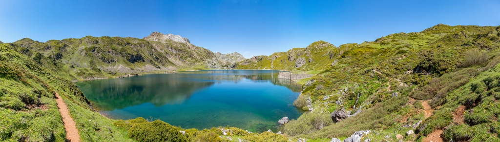 Im Somiedo Nationalpark: Auf der 3-Seen-Wanderung vom Alto de la Farrapona (1708m) mit Blick auf den Lago Calabazosa o Negro (1630m) und die Picos Albos (Oriental - 2109m, Occidental - 2066m), Nordspanien, Mai 2025.