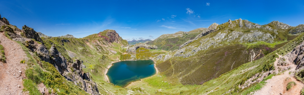 Im Somiedo Nationalpark: Auf der 3-Seen-Wanderung vom Alto de la Farrapona (1708m) mit Blick auf den Lago La Cueva (1570m), Nordspanien, Mai 2025.