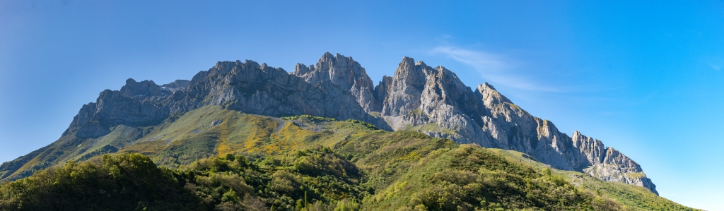 Sonniger Abend auf dem WoMo-Stellplatz in Posada de Valdeon auf der S&uuml;dseite der Picos de Europa mit Blick auf die bis zu 2300m hohen umgebenden Berge, Nordspanien, Mai 2025.
