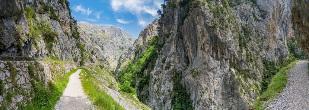 Auf der Ruta del Cares von Cain nach Poncebos durch die tief eingeschnittene Schlucht des Rio Cares mit den &uuml;ber 2000m hohen umgebenden Berggipfeln der Picos de Europa, Nordspanien, Mai 2025.