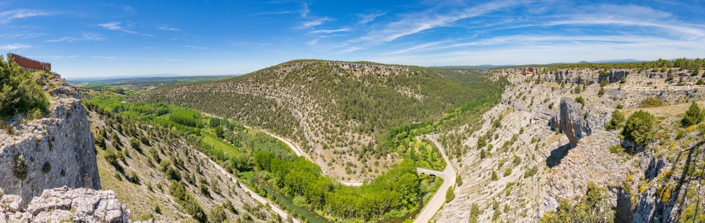 Weit- und Tiefblicke am Aussichtspunkt des Rio Lobos Canyons, leider heute ohne Geier-Flugbetrieb, Nordspanien, Mai 2025.