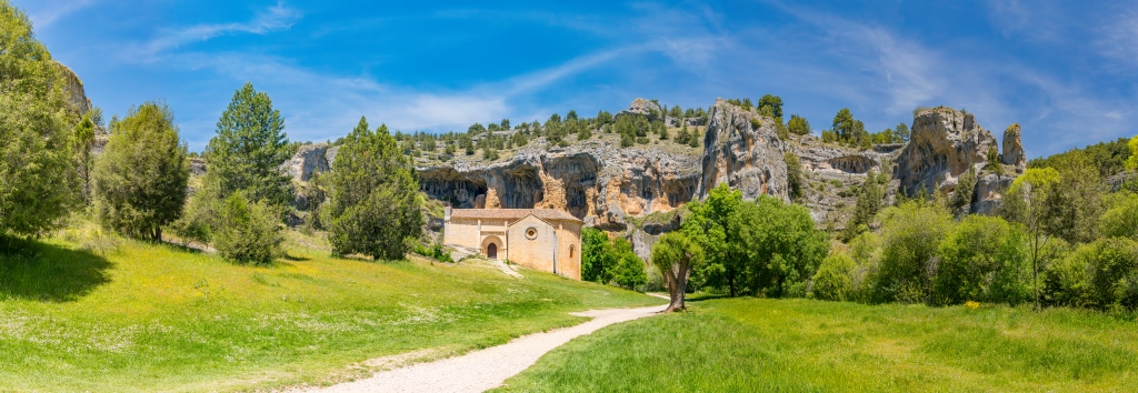 Die Ermita de San Bartolome im Canon del Río Lobos ist eine beeindruckende romanisch-gotische Einsiedelei aus dem fr&uuml;hen 13. Jahrhundert, Nordspanien, Mai 2025.