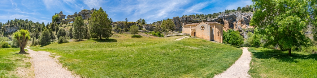 Die Ermita de San Bartolome im Canon del Río Lobos ist eine beeindruckende romanisch-gotische Einsiedelei aus dem fr&uuml;hen 13. Jahrhundert, Nordspanien, Mai 2025.