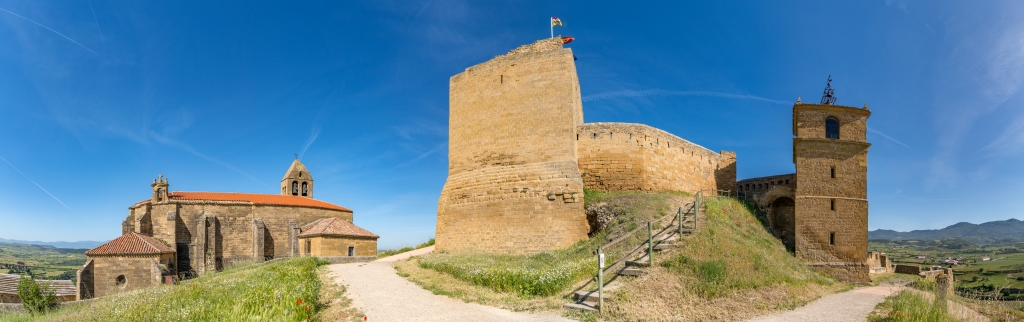 Die Iglesia de Santa María la Mayor und das Castillo-fortaleza mit dem Torre Reloj auf dem Burgberg von San Vicente de la Sonsierra (Rioja), Nordspanien, Mai 2025.