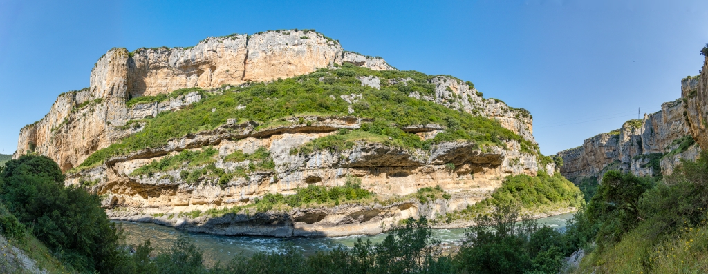 In der tief eingeschnittenen Lumbier-Schlucht gibt es eine nahezu 100%-ige G&auml;nse- und Schmutzgeier-Sichtungsgarantie, Nordspanien, Mai 2025.