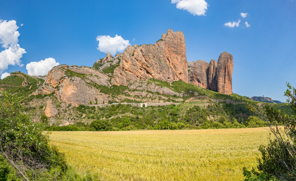 Schon bei der Anfahrt von der Stra&szlig;e aus hat man einen sehr sch&ouml;nen Ausblick auf die beeindruckenden Felsent&uuml;rme aus rotem Konglomeratgestein der Mallos de Riglos, Nordspanien, Mai 2025.