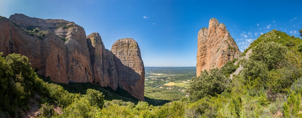 Bei der Umrundung der imposanten roten Konglomerat-Felsent&uuml;rme der Mallos de Riglos: am Rio Gallego erreicht man mehrere aussichtsreiche Panoramapl&auml;tze, Nordspanien, Mai 2025.