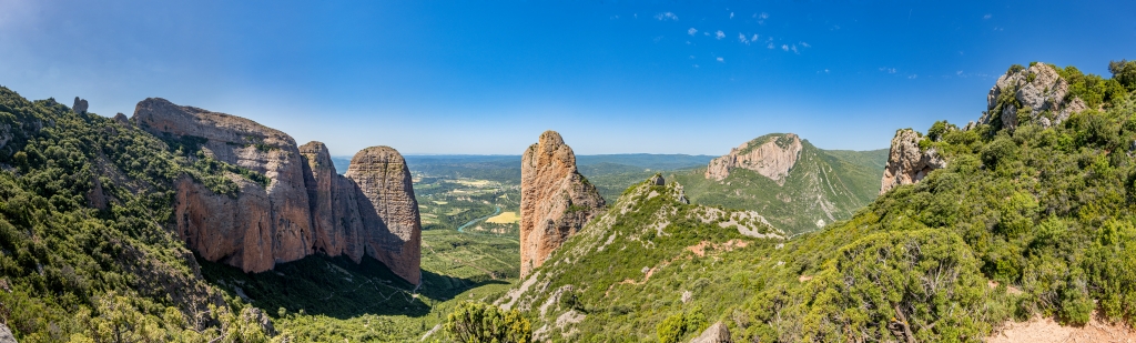 Bei der Umrundung der imposanten roten Konglomerat-Felsent&uuml;rme der Mallos de Riglos: am Rio Gallego erreicht man mehrere aussichtsreiche Panoramapl&auml;tze, Nordspanien, Mai 2025.