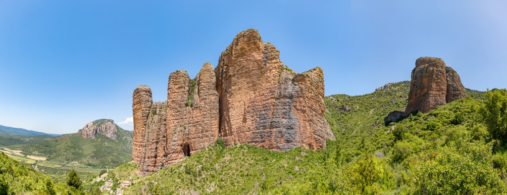 Die beeindruckende Felsengruppe der Mallos de Riglos erhebt sich steil &uuml;ber dem Ort Riglos mit seiner &uuml;ber 400 Jahre alten kleinen Kirche kleine Kirche Iglesia de Nuestra Senora del Mallo, Nordspanien, Mai 2025.