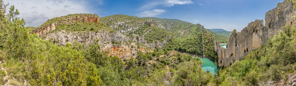 Die Muralla China de Finestres ist eine das gesamte Tal &uuml;berspannende, freistehende Natursteinmauer beim Geisterdorf Finestres und der Embalse de Canelles, Nordspanien, Juni 2025.