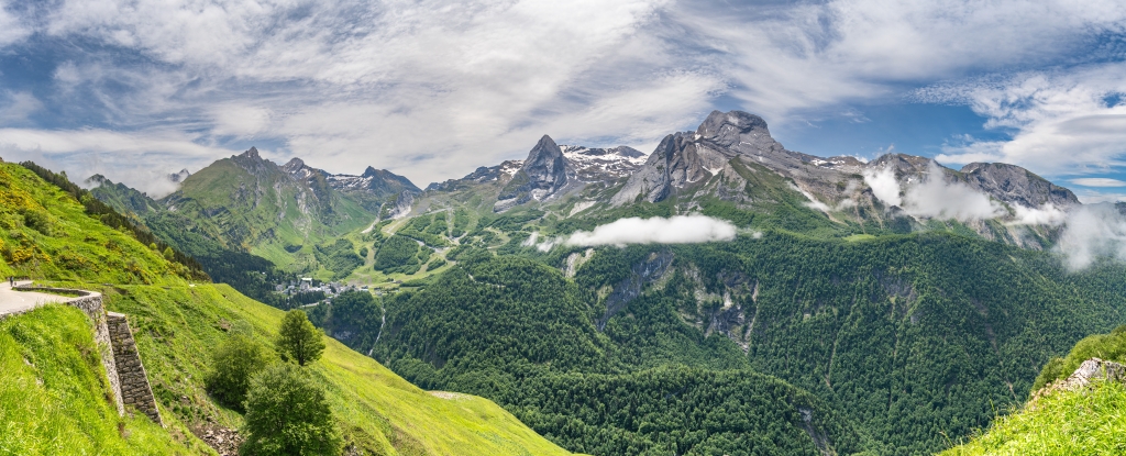 Bergpanorama am Col d'Aubisque mit dem Ort Gourette, dem Pene Medaa (2520m) und dem Pic de Ger (2613m), Frankreich, Juni 2025.