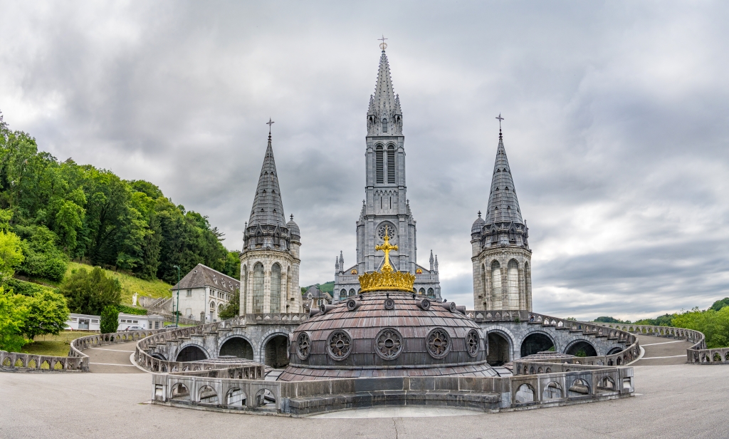 Die Basilika der Unbefleckten Empf&auml;ngnis (oder auch obere Basilika) ist die 1876 geweihte und damit &auml;lteste Basilika der Wallfahrtsst&auml;tte Notre-Dame de Lourdes in Westfrankreich, Frankreich, Juni 2025.